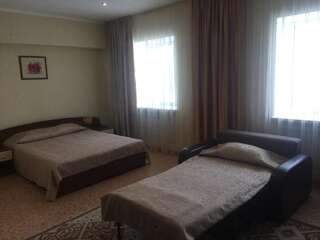 Отель Hotel Zumrat Караганда Классический трехместный номер-1